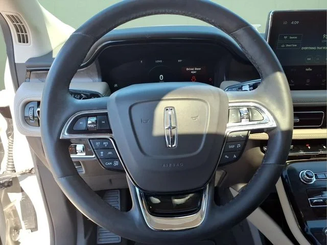 Used 2023 White Lincoln Reserve image 19