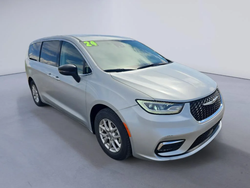 Used 2024 Silver Chrysler Touring L image 3