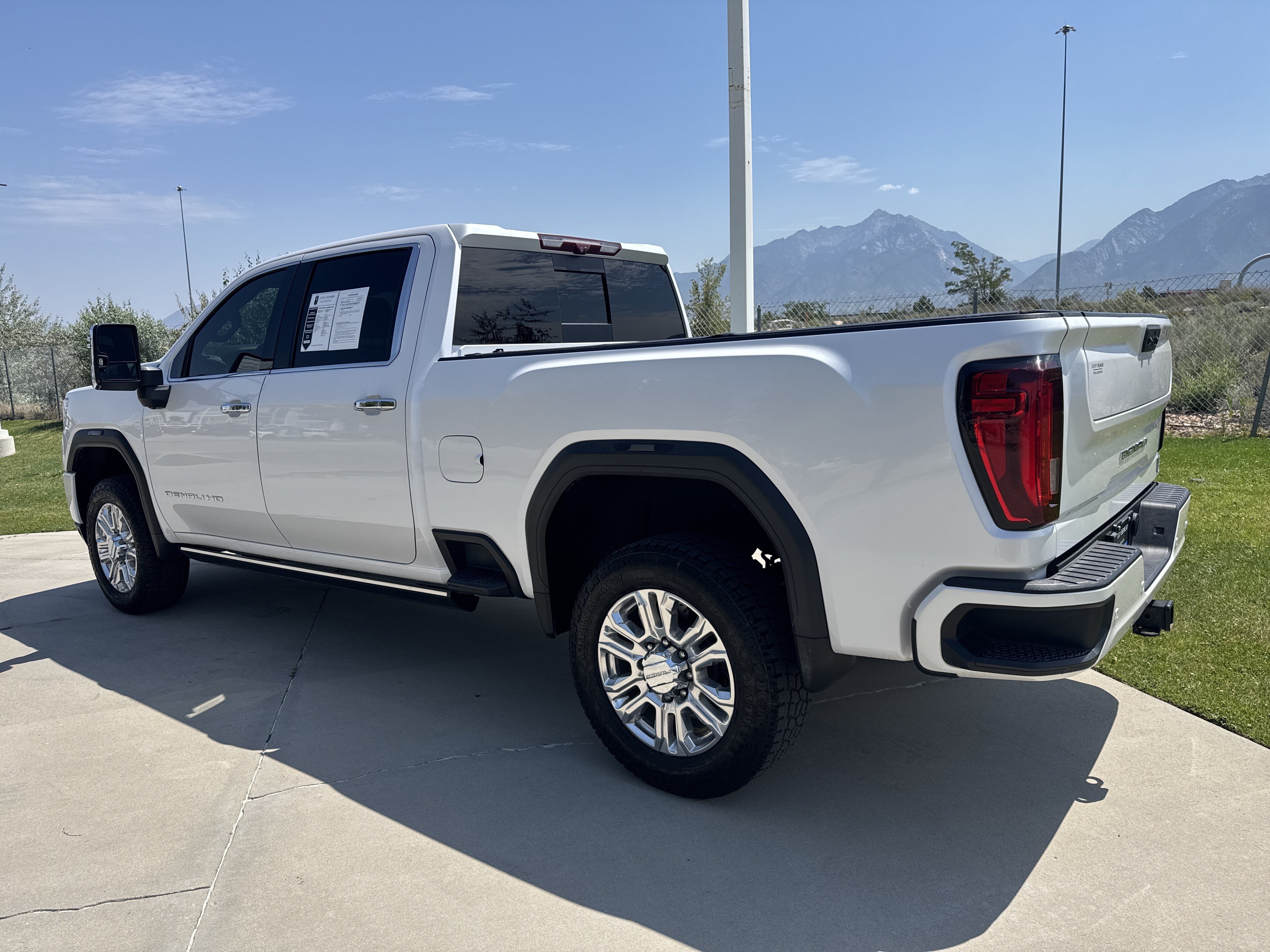 Used 2021 WHITE FROST TRICOAT GMC Denali image 3