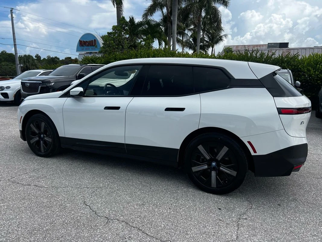 Used 2024 White BMW xDrive50 image 3