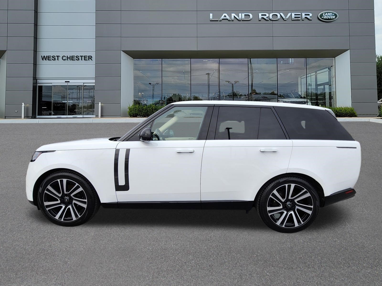 Certified Used 2023 Fuji White Land Rover SE image 5
