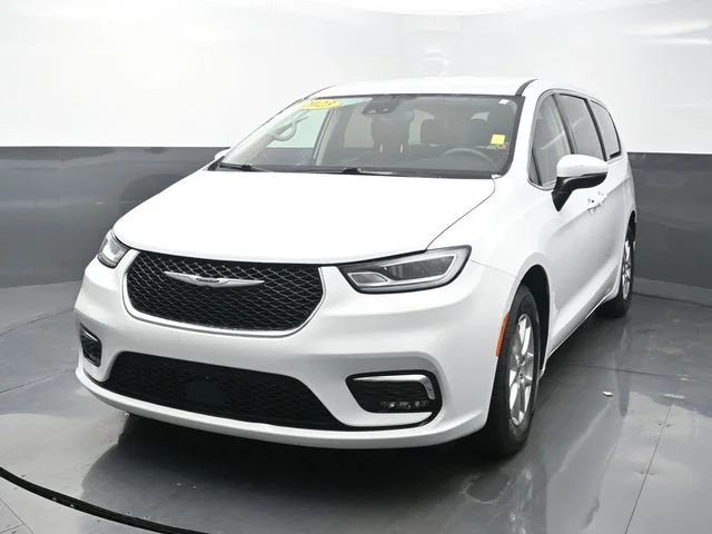 2023 Chrysler Pacifica Touring L's photo