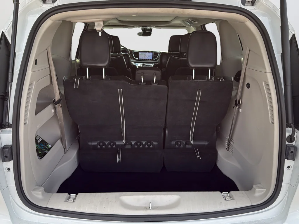 Used 2023 White Chrysler Limited image 28