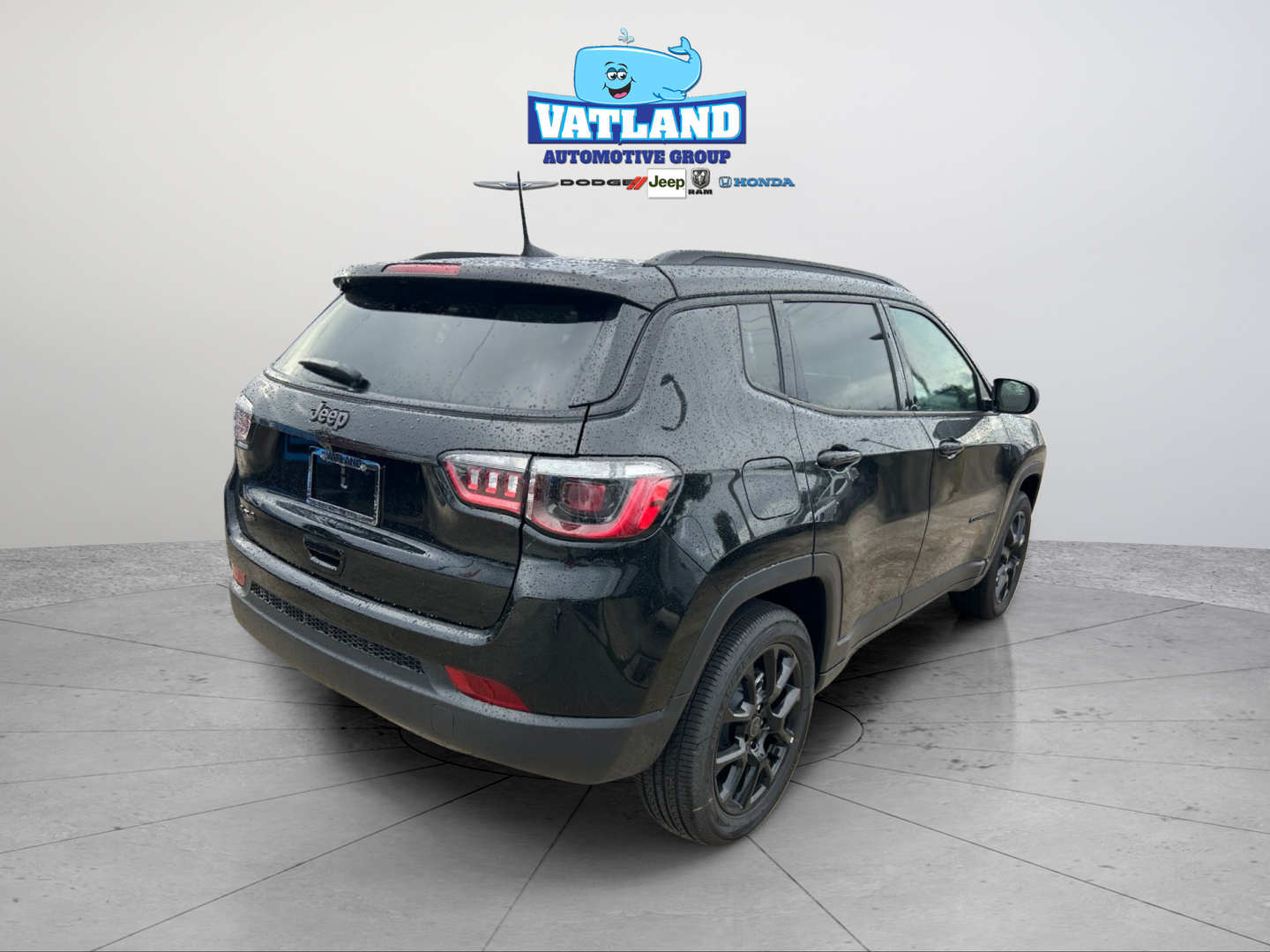 New 2026 Diamond Black Crystal Pearl-Coat Exterior Paint Jeep Latitude image 7