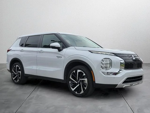 Used 2025 White Mitsubishi SE image 6