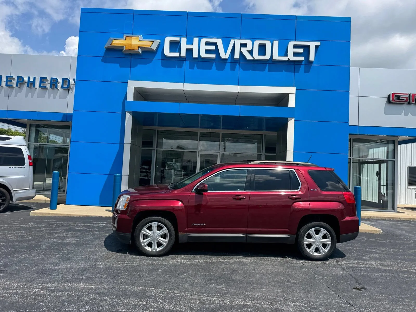 Used 2017 CRIMSON RED TINTCOAT GMC SLE image 2