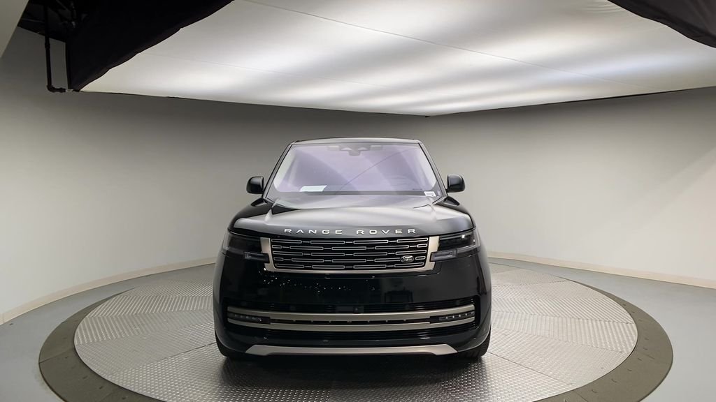 Used 2023  Land Rover SE image 3