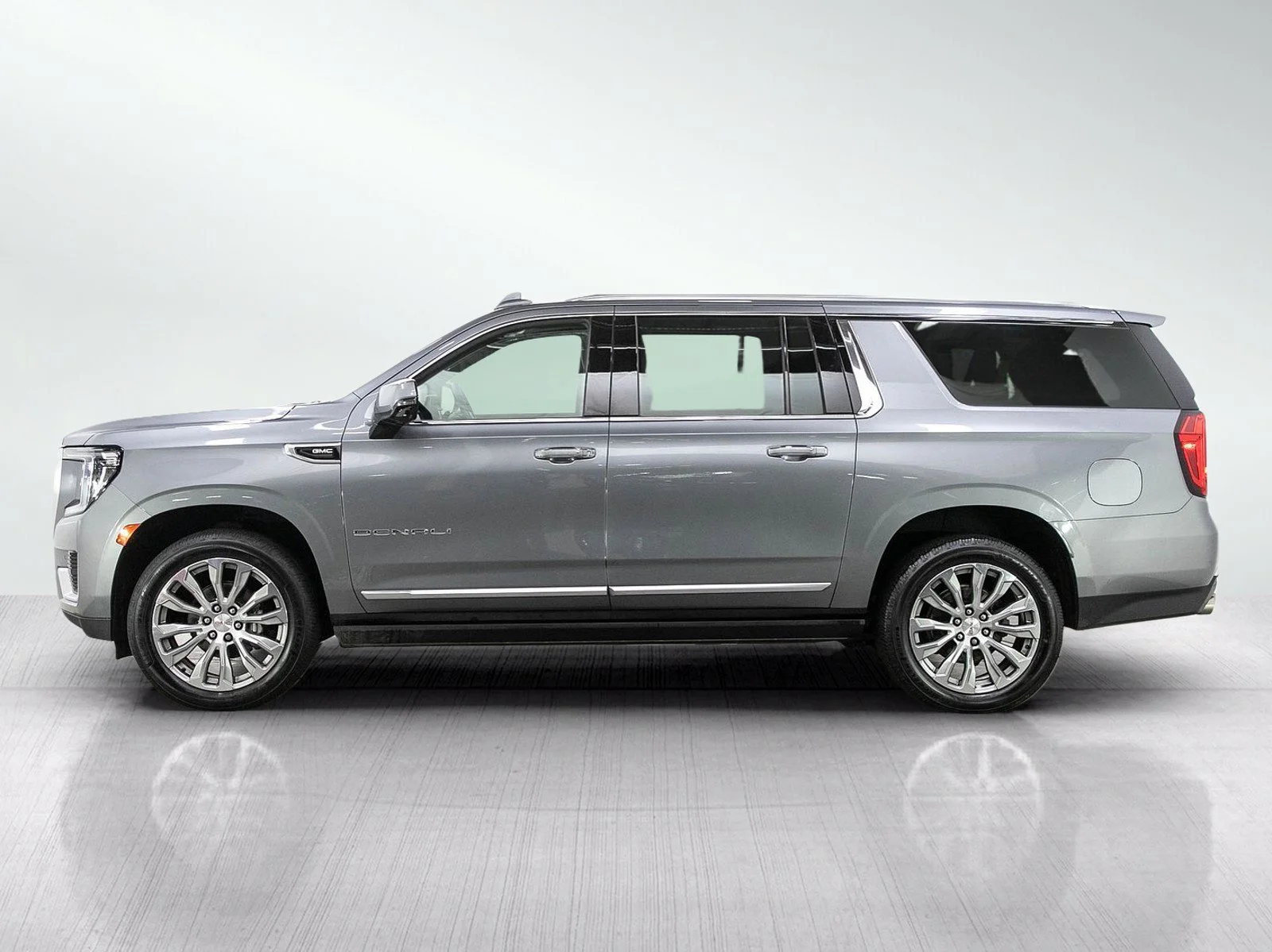 Used 2021 GMC Yukon XL Denali with VIN 1GKS2JKL8MR304408 for sale in Hopkins, Minnesota