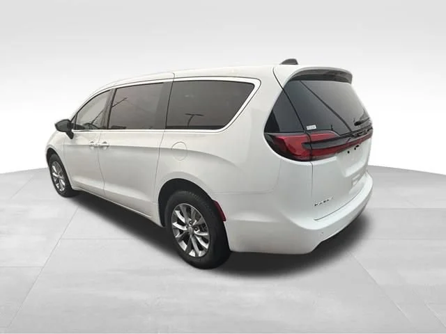 New 2027 Bright White Clearcoat Chrysler Select image 5