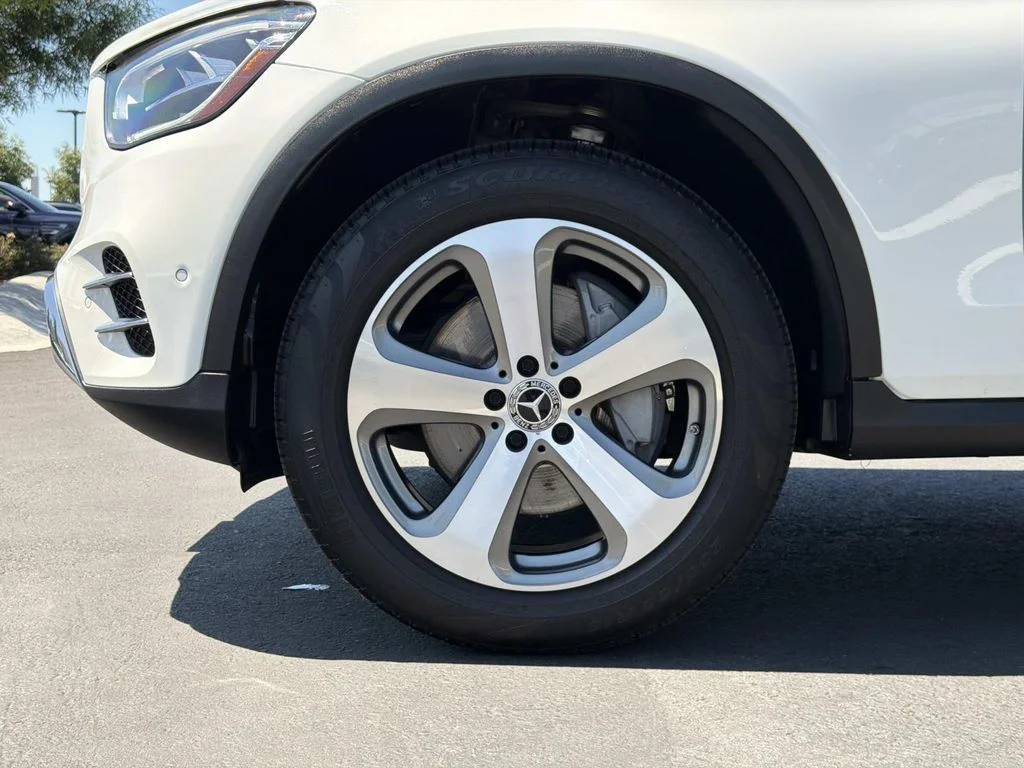 Used 2022 White Mercedes-Benz GLC 300 image 23