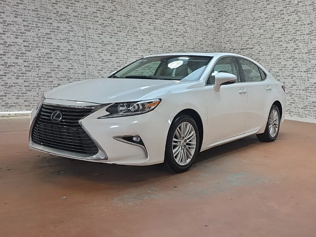 Used 2018 White Lexus 350 image 3