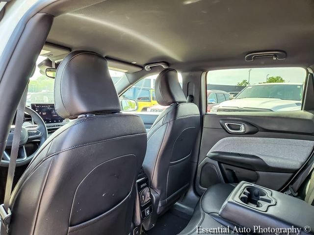 Used 2024 White Jeep Latitude Lux image 12