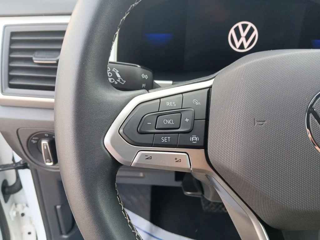 Used 2022 Pure White Volkswagen 2.0T SE image 17