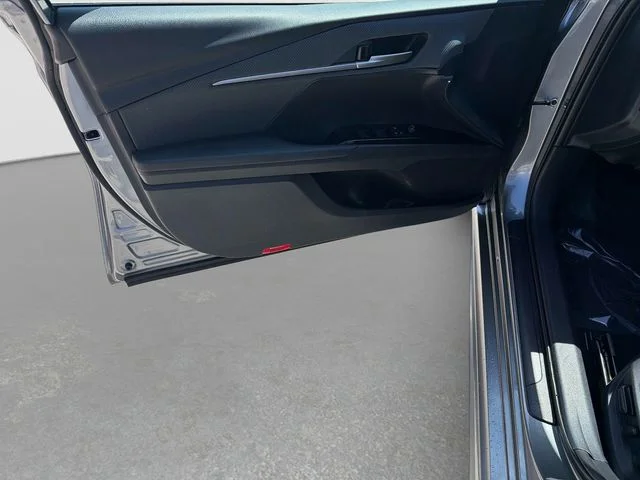 Used 2025  Toyota SE image 17