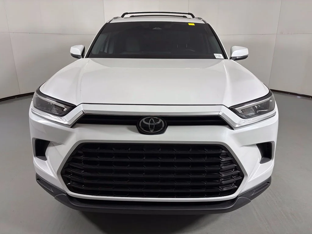 Used 2025 Beige Toyota XLE image 3