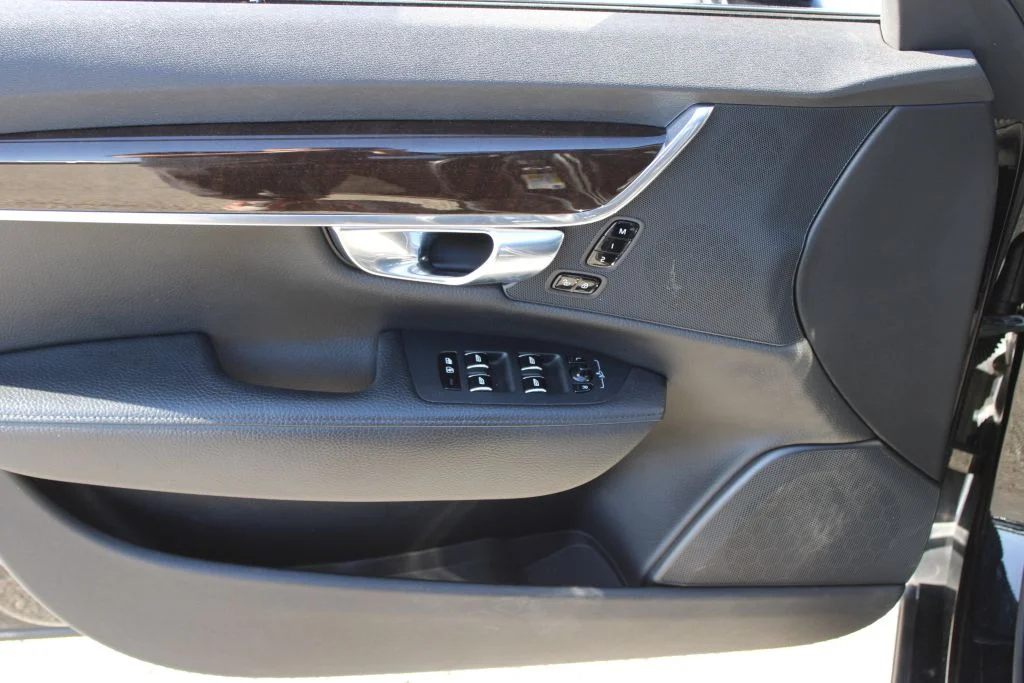 Used 2018 Black Volvo T5 Momentum image 32