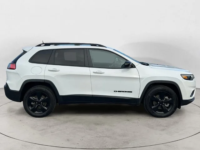 Used 2022 Bright White Clearcoat Jeep Latitude Lux image 4