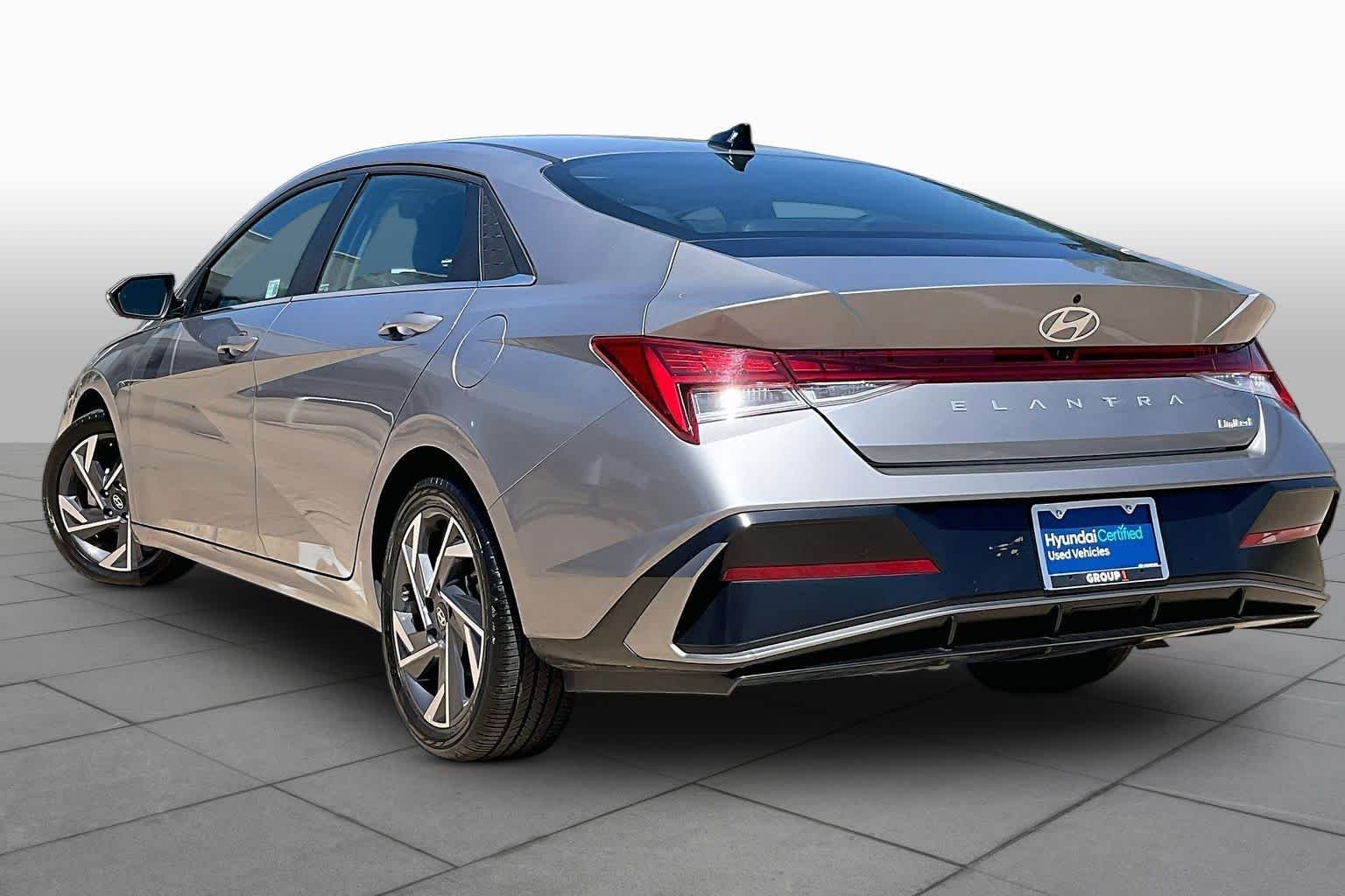 Used 2025 Fluid Metal Hyundai Limited image 12