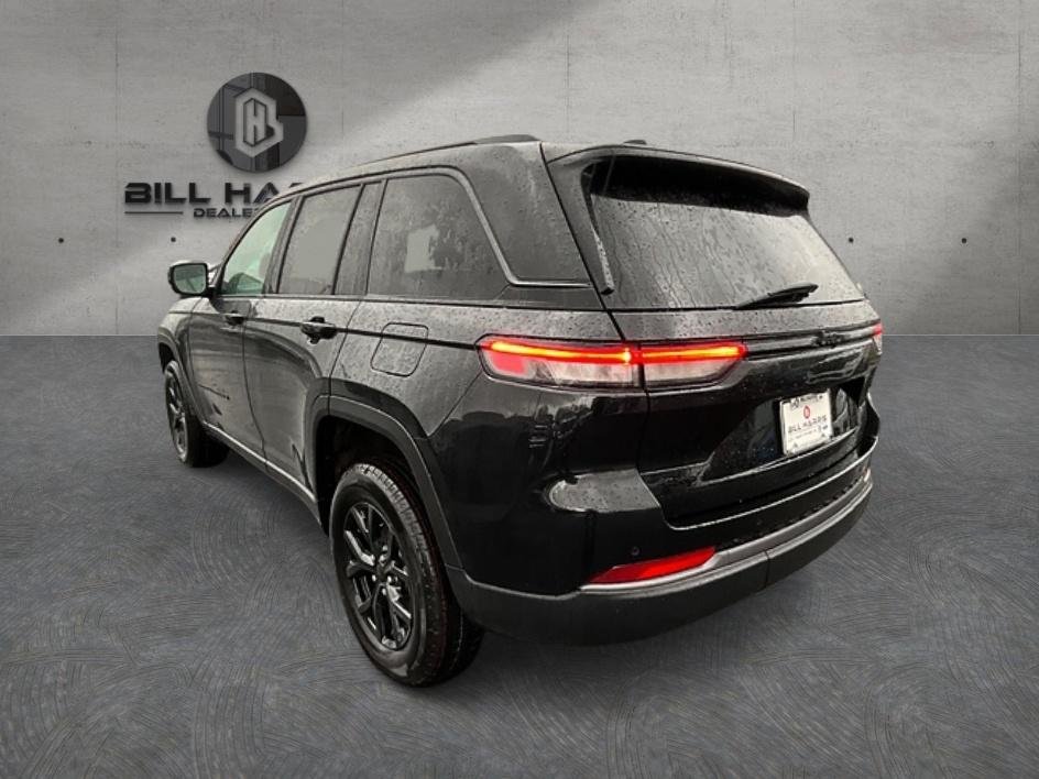 New 2026 Diamond Black Crystal Pearl-Coat Exterior Paint Jeep Laredo Altitude image 9