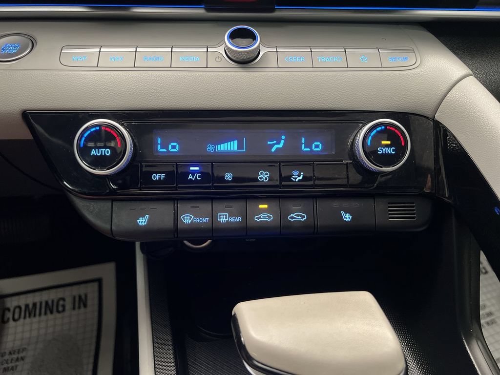 2025 Hyundai Elantra Limited - Photo 18