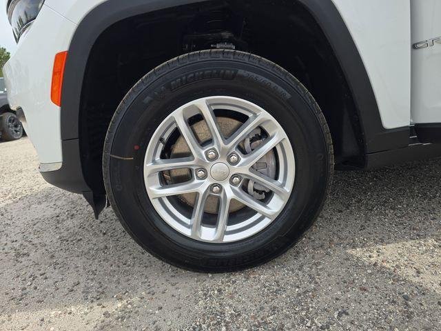 New 2026 Bright White Clear-Coat Exterior Paint Jeep Laredo image 27