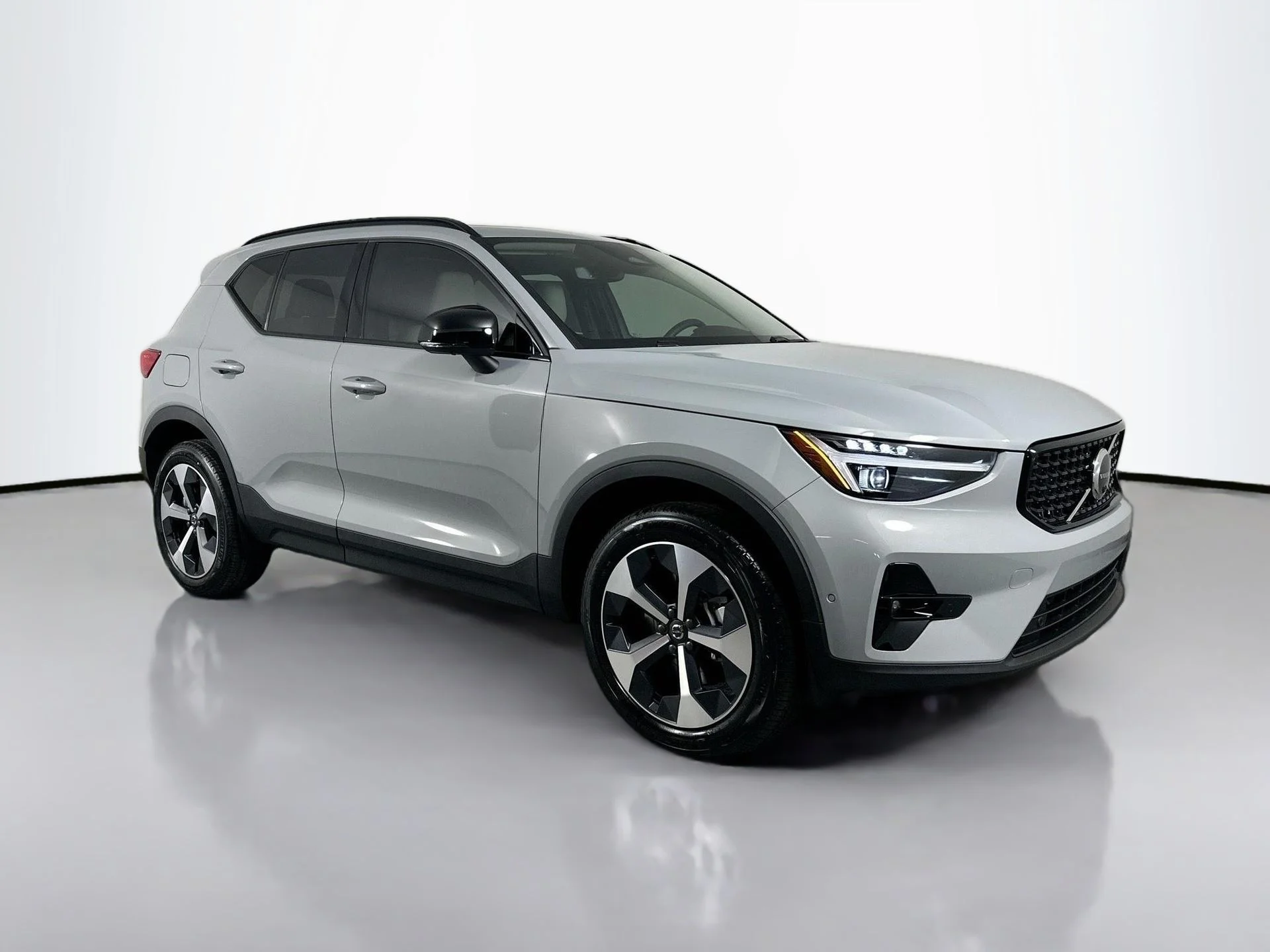 New 2026 Vapour Grey Volvo Plus image 3