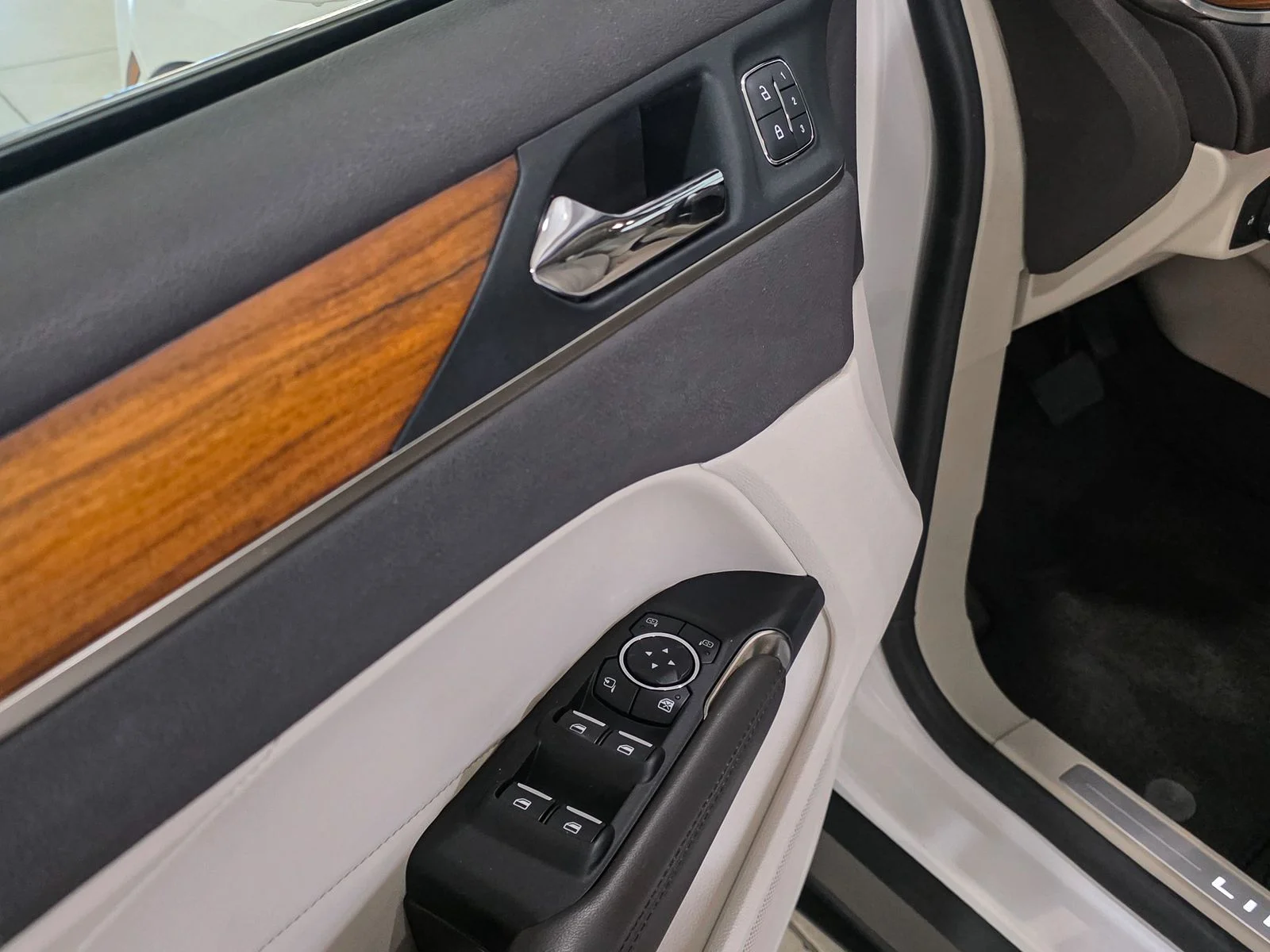 Used 2019 White Lincoln Select image 19