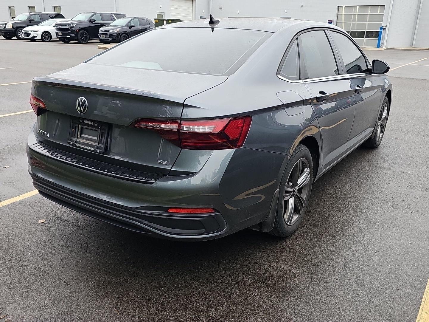 2022 Volkswagen Jetta SE photo 3