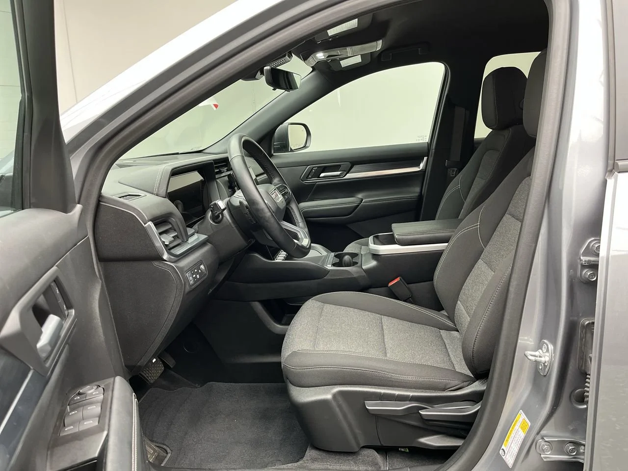 Used 2025 Sterling Metallic GMC Elevation image 3