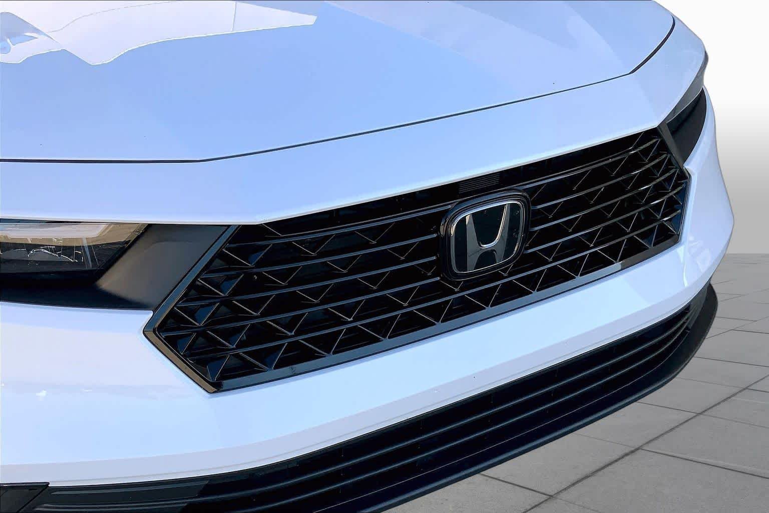 Used 2025 Platinum White Pearl Honda SE image 32