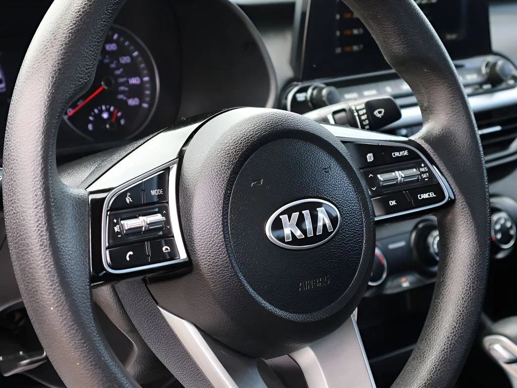 Used 2021 White Kia LXS image 18