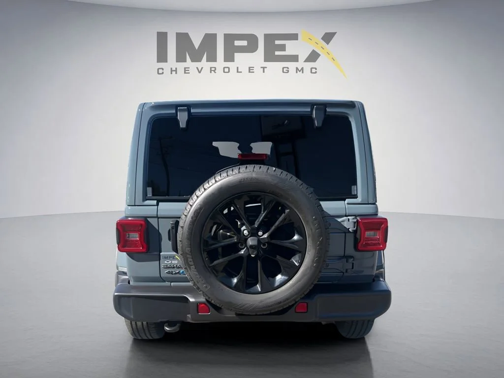 Used 2025 Gray Jeep Sahara image 4