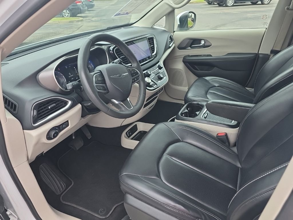 Used 2023 White Chrysler Touring L image 7