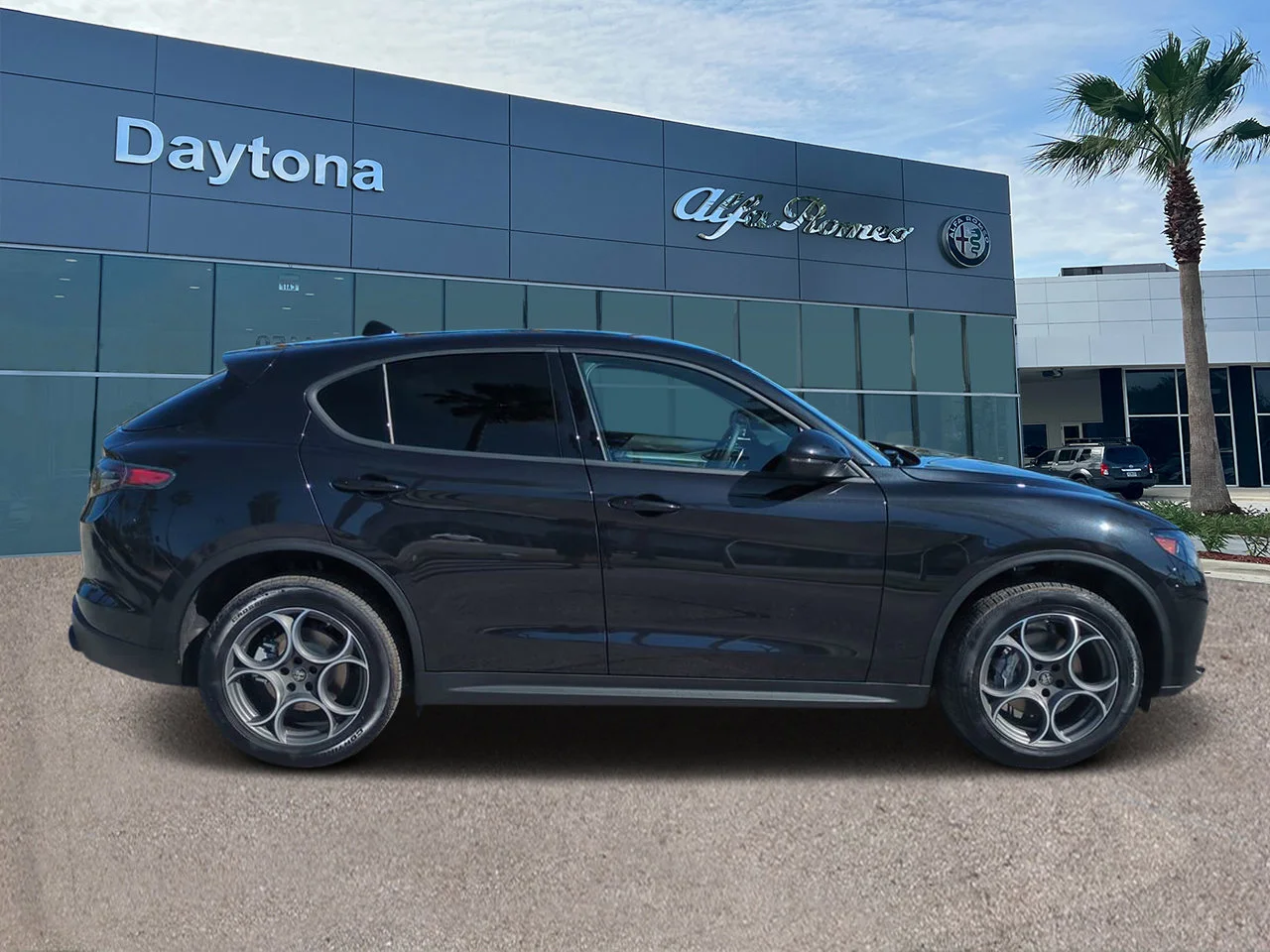 New 2025 Vulcano Black Metallic Exterior Paint Alfa Romeo  image 2