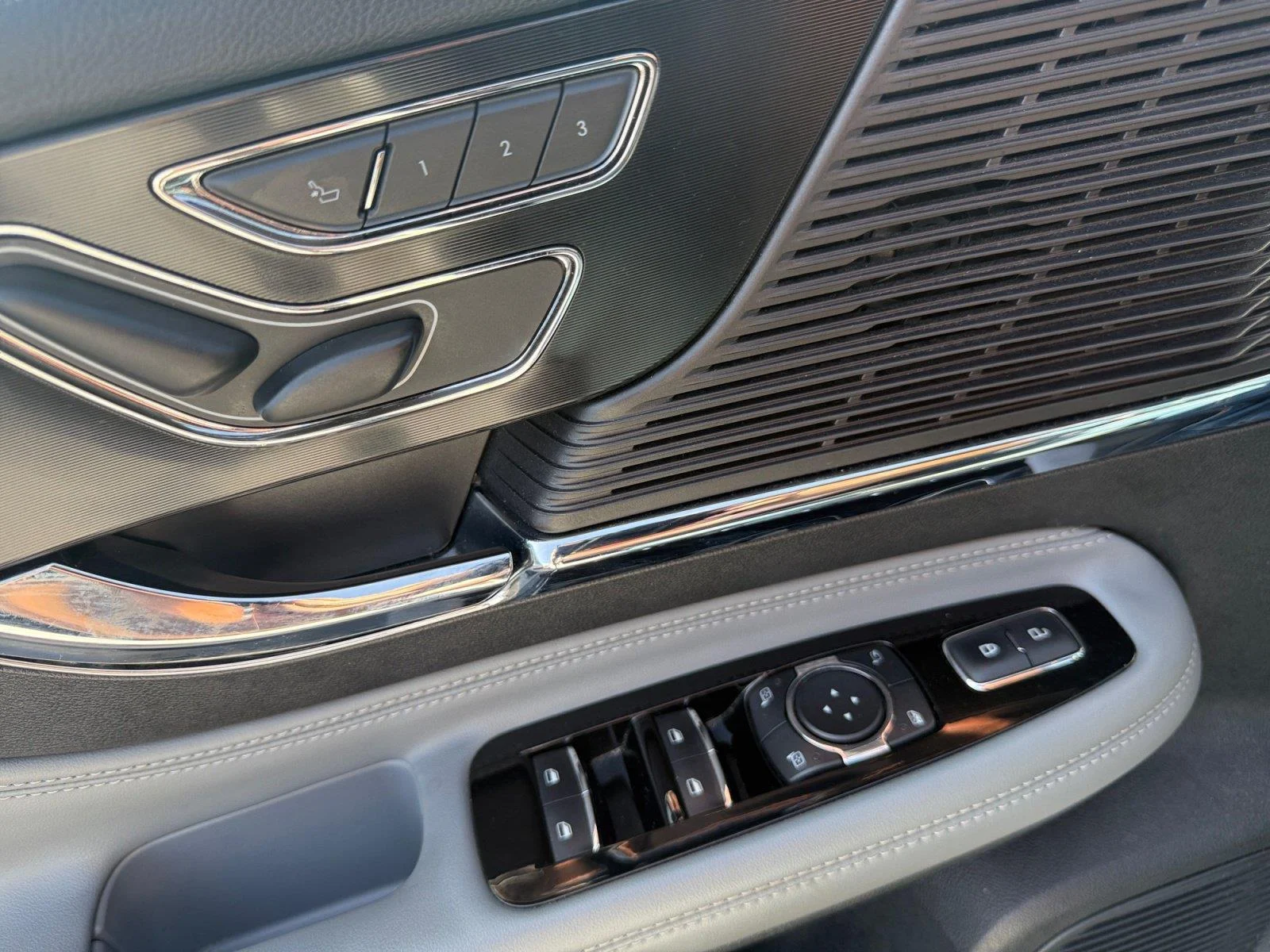 Used 2022 Pristine White Lincoln Standard image 11