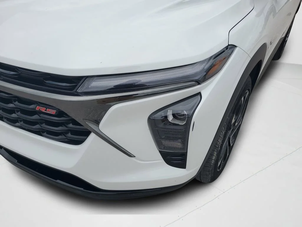 Used 2025 Summit White Chevrolet 2RS image 24