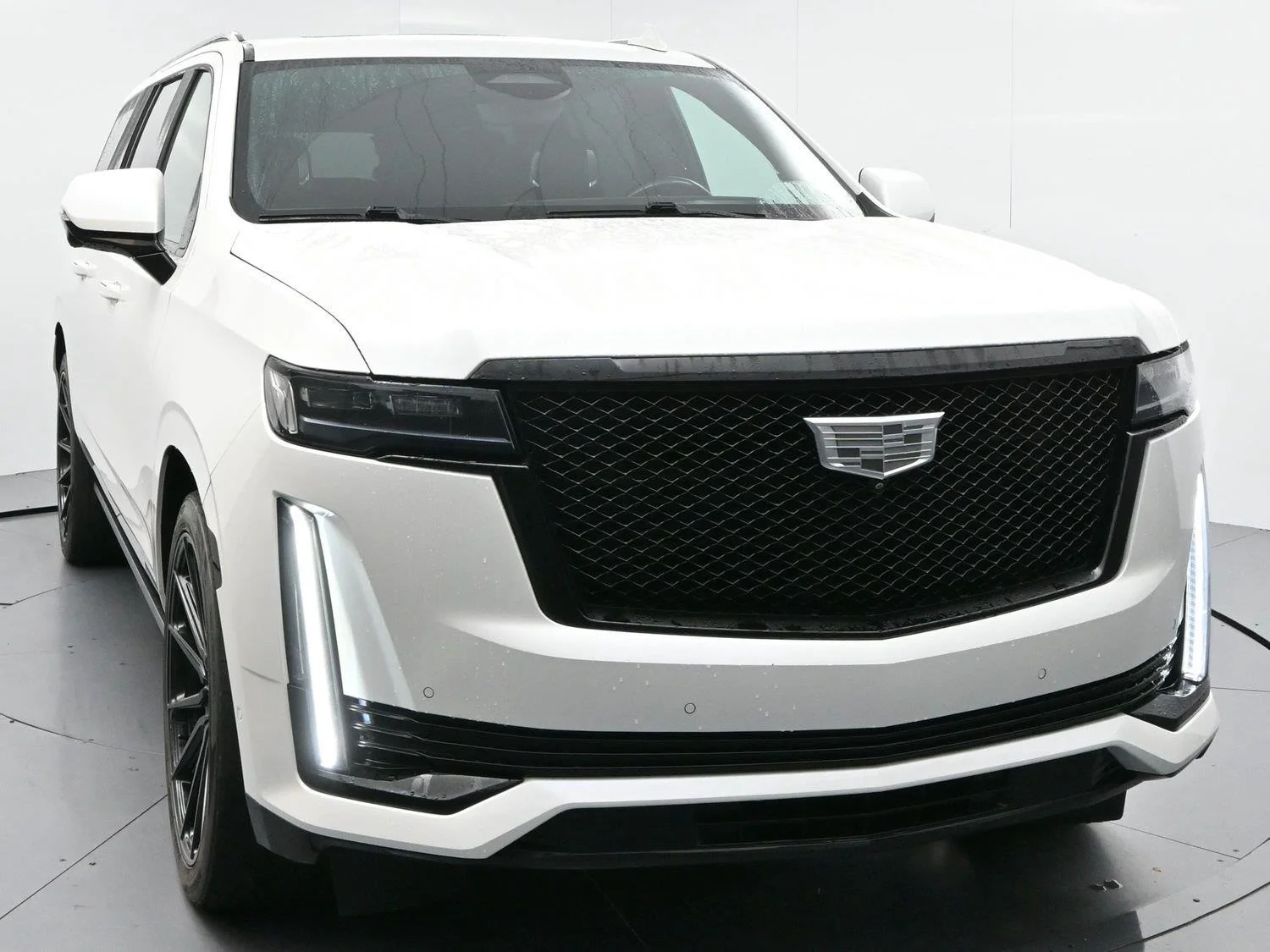 Used 2021 Crystal White Tricoat Cadillac Sport Platinum image 2
