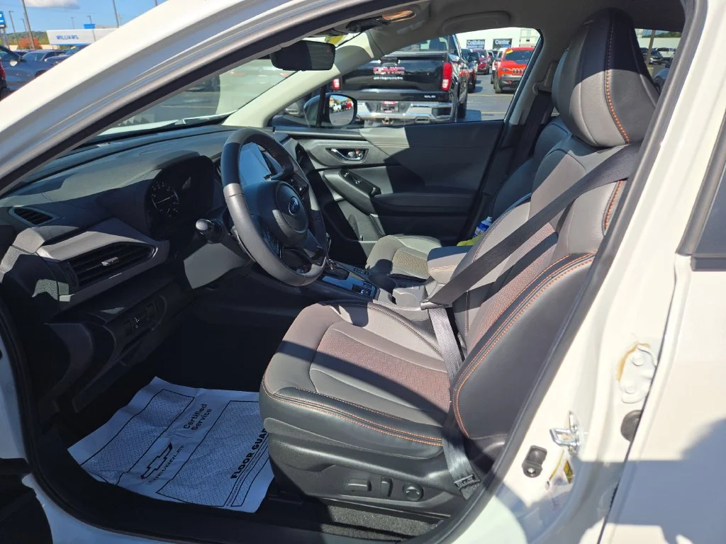 Used 2025 Crystal White Pearl Subaru Limited image 17