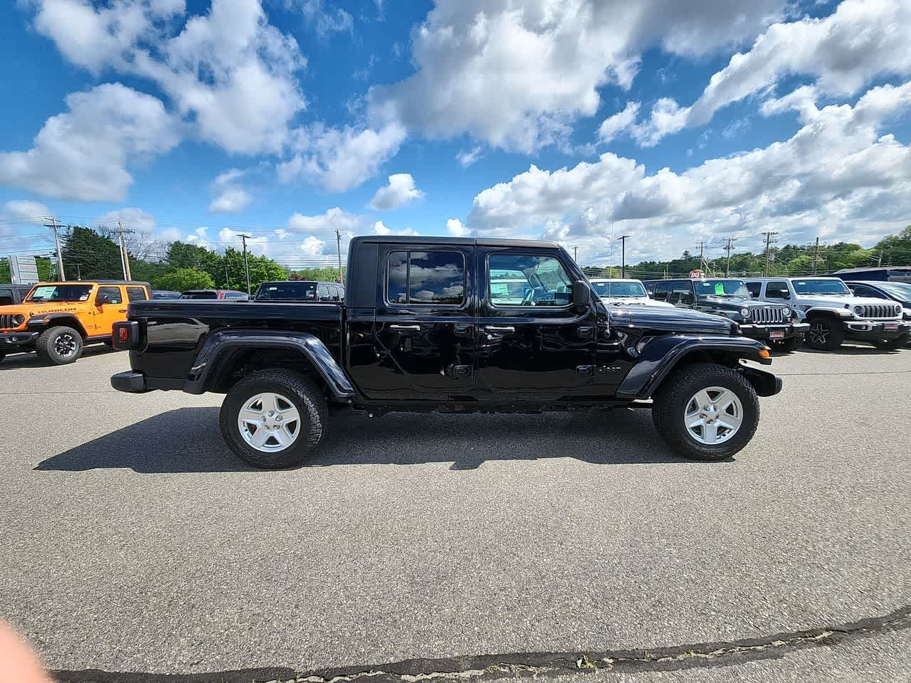 Used 2022 Black Clearcoat Jeep Sport S image 10