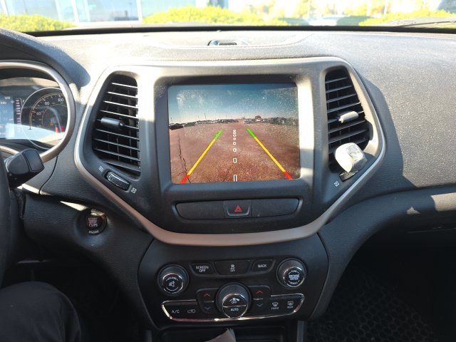 Used 2016 Recon Green Clearcoat Jeep Latitude image 6