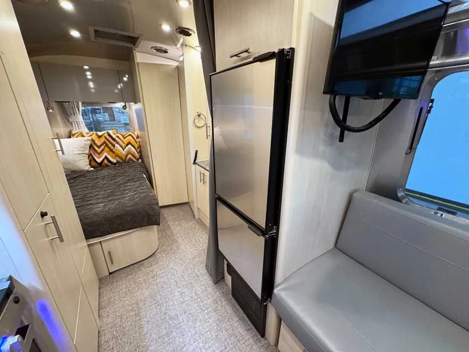 Used 2022 SILVER AIRSTREAM  image 10
