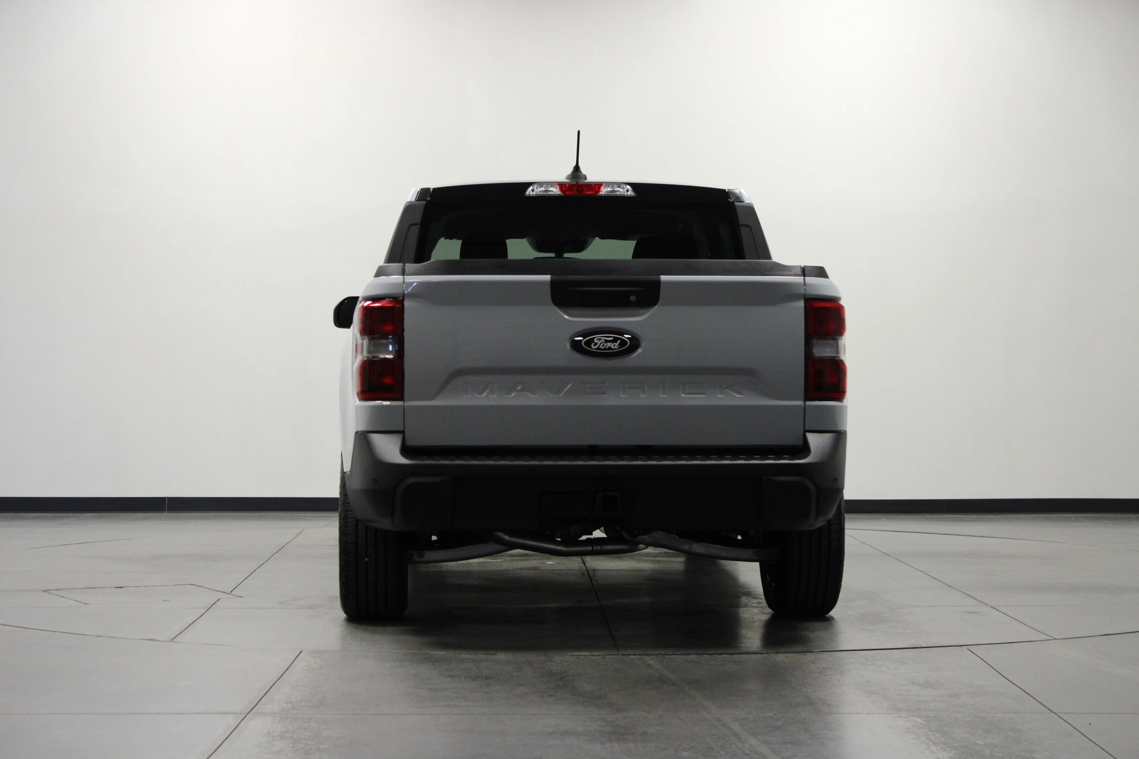 New 2025 Space White Metallic Ford XLT image 5
