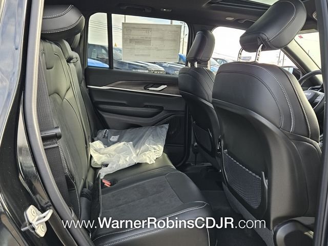 New 2026 Diamond Black Crystal Pearl-Coat Exterior Paint Jeep Altitude image 14