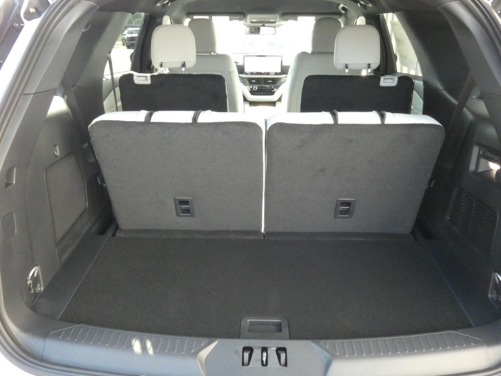 New 2027 Star White Metallic Tri-Coat Ford Platinum™ image 40
