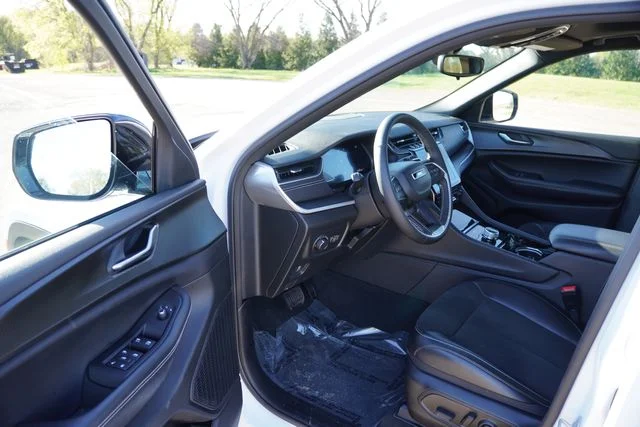 Used 2023 White Jeep Altitude image 14