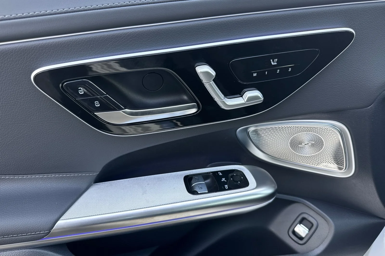 New 2027 MANUFAKTUR Moonlight White Metallic Mercedes-Benz CLE 300 image 8