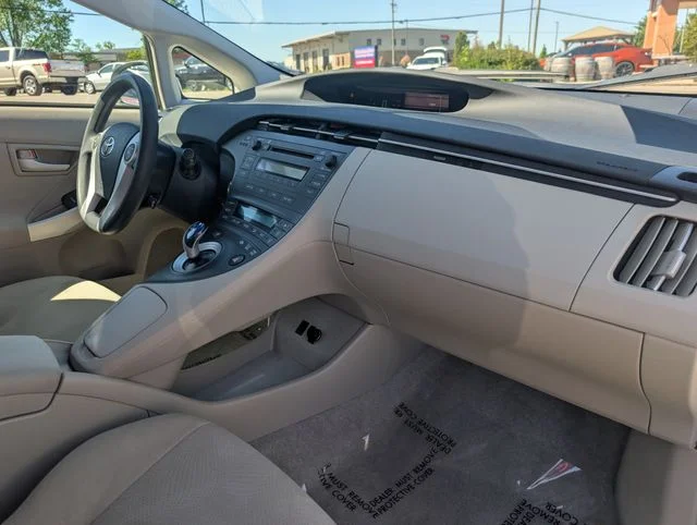 Used 2010 White Toyota  image 21