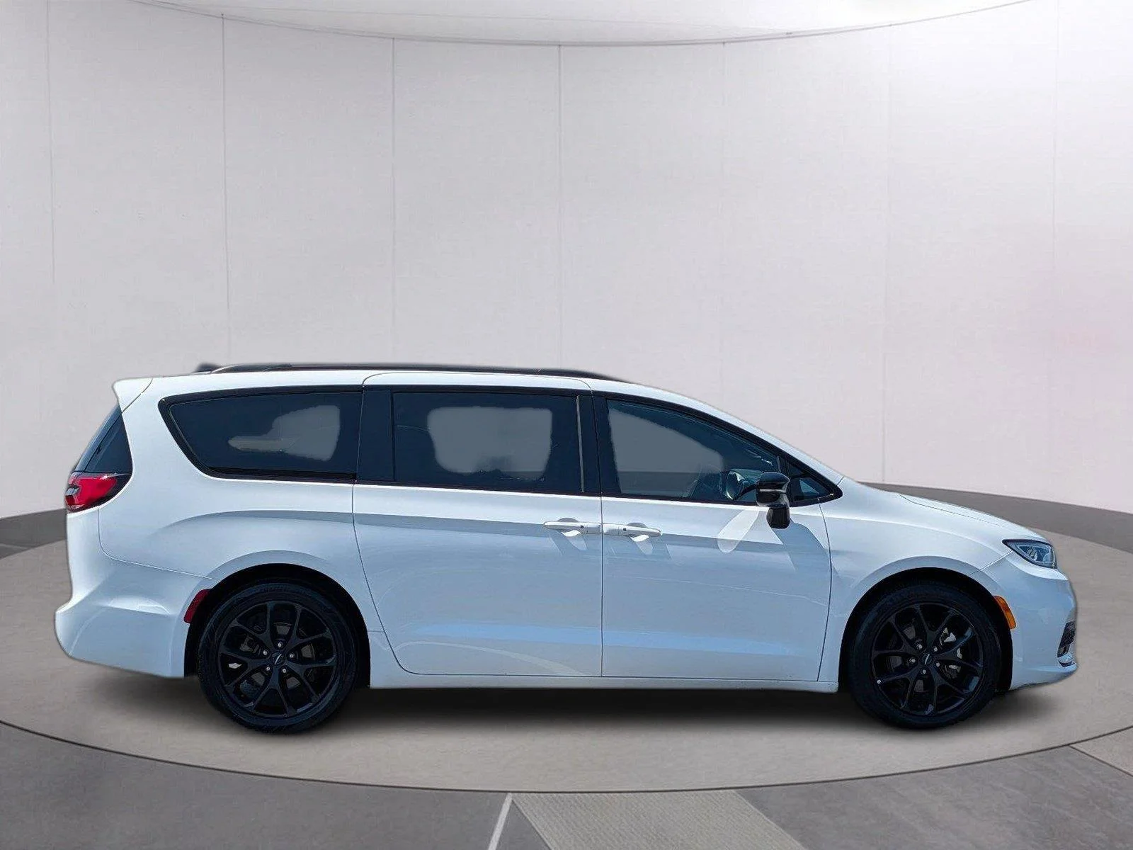 Used 2025 Bright White Clearcoat Chrysler Limited image 6