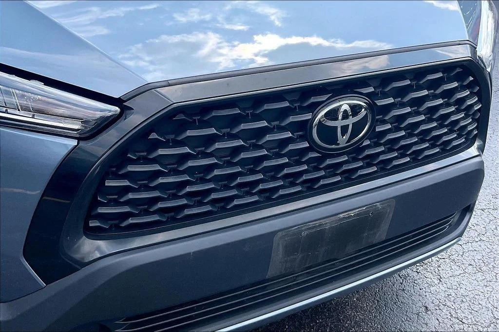 Used 2023  Toyota LE image 30