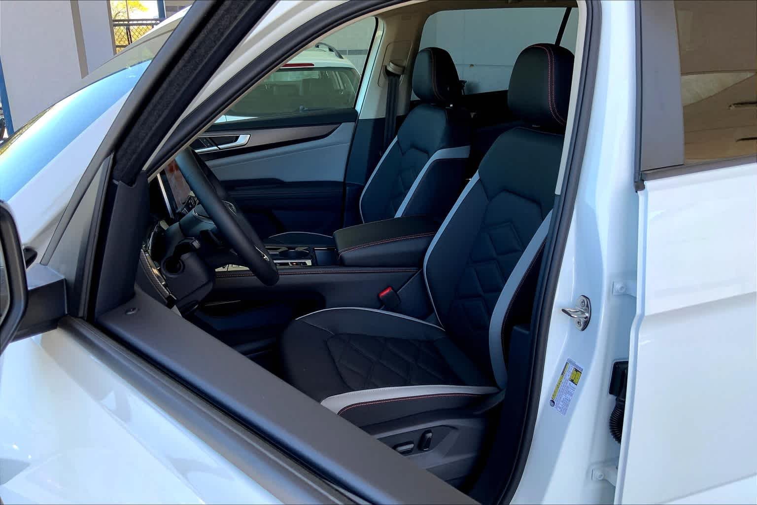 Used 2025 Pure White Volkswagen 2.0T Peak Edition image 9